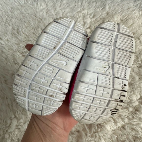 Toddler/Baby Nikes size 2c - Picture 3 of 4
